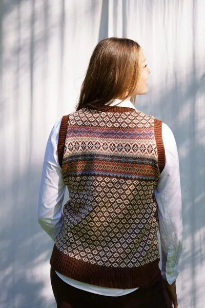 Haus of Namaste Haus of Namaste Fair Isle Pullunder in Karamellbraun | 100% Lammwolle | nachhaltig & fair hergestellt – Produktbild 3 von 4