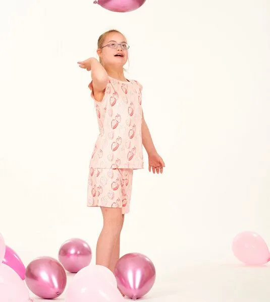 Sense Organics & friends in cooperation with GARY MASH Sense Organics & friends in cooperation with GARY MASH Kurzer Kinder Pyjama aus Biobaumwolle, Erdbeeren (rosa), – Produktbild 2 von 4