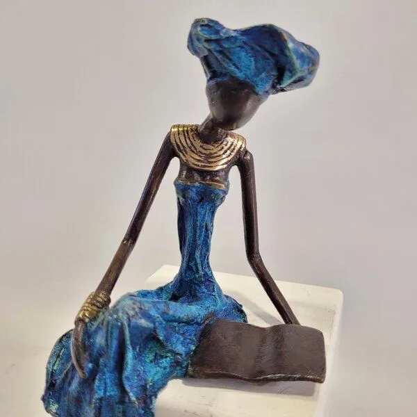 Moogoo Creative Africa Moogoo Creative Africa Bronze-Skulptur "Lesende Frau" by Hamed Nikiema 28 cm | Unikate | verschiedene Farben, Blau, – Produktbild 4 von 4