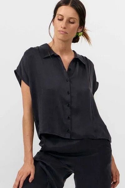 Suite 13 Lab Suite 13 Lab Sur Bluse aus Cupro-Ecovero-Gewebe, Dunkelgrau, – Produktbild 1 von 4