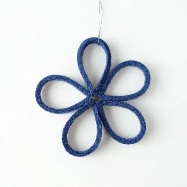 matilda k. manufaktur matilda k. manufaktur minimalistische zarte Filzblüten 'flora' – zeitlose Dekoration in vielen wunderschönen Farben, Indigo, – Produktbild 1 von 4