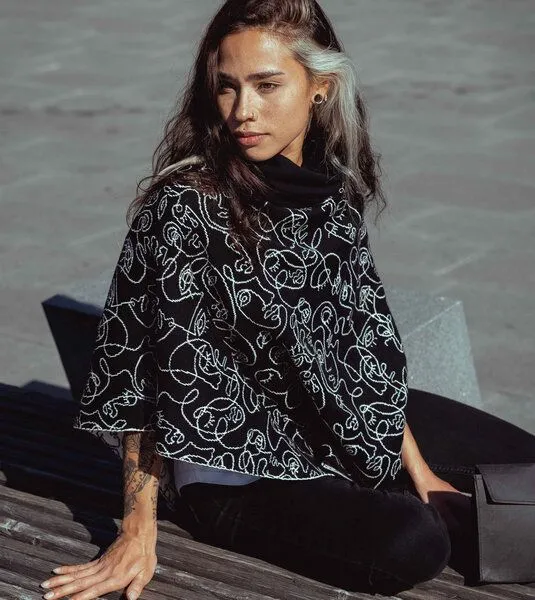 Gary Mash GARY MASH Strick-Poncho Loa mit Rollkragen aus Bio-Baumwolle, Faces (schwarz), – Produktbild 2 von 4