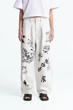 Kings Of Indigo Kings of Indigo Herren vegan Hose Kimmy Amsterdam Scribble Weiß – Produktbild 1 von 1