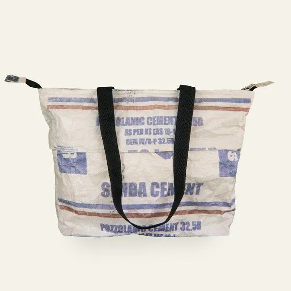 Nyuzi Blackwhite Nyuzi Blackwhite Upcycling Multishopper Schultertasche mit erweiterbarem Volumen aus Zementsäcken, Braun simba cement, – Produktbild 1 von 4