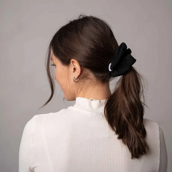 Vresh Clothing Vresh Clothing Ava - Scrunchie aus Biobaumwolle, Schwarz, – Produktbild 2 von 4