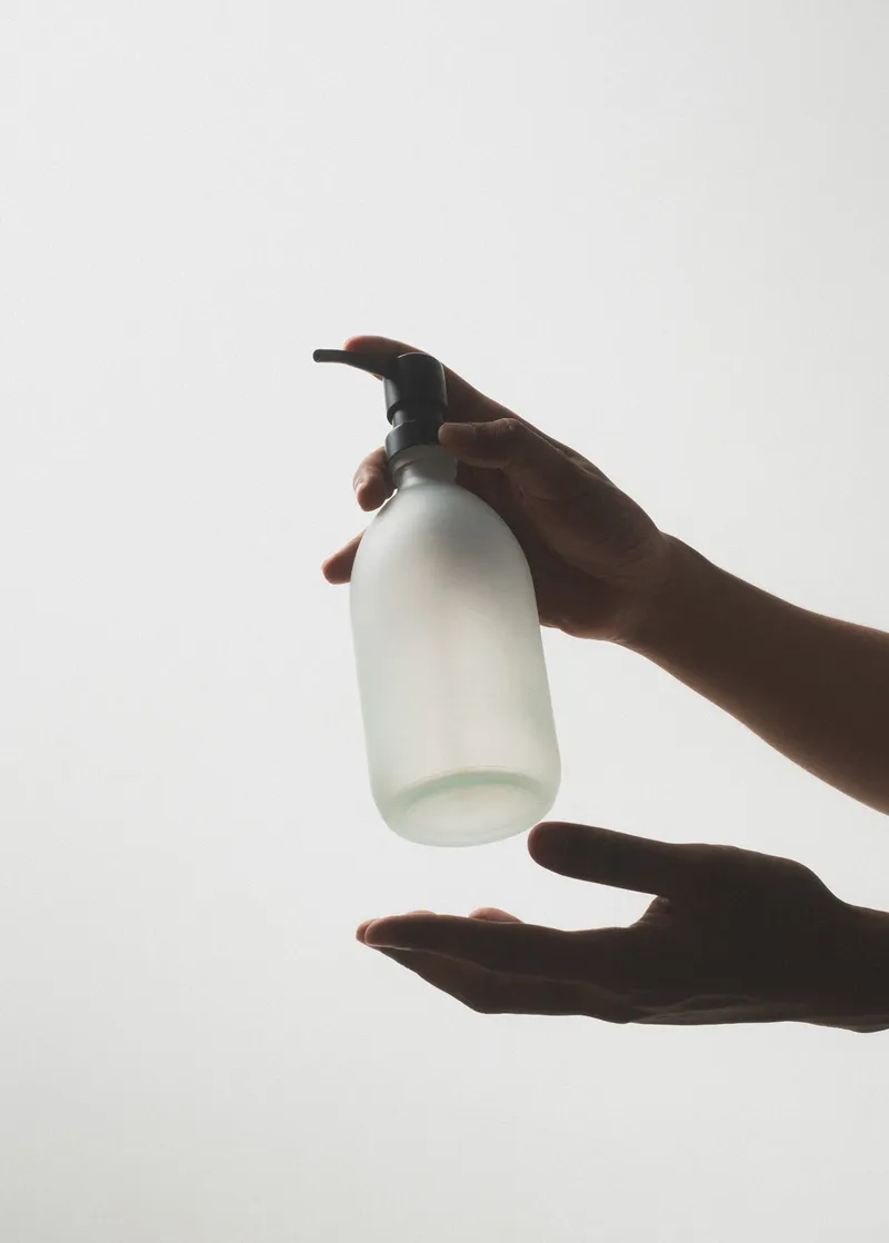 Pumpflasche aus weißem Glas – Produktbild 3 von 4
