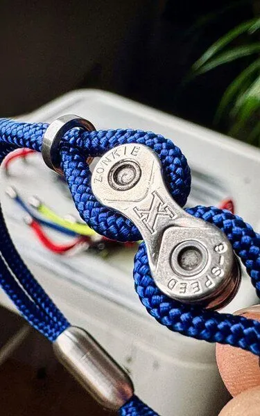 ARTHURKOPF ARTHURKOPF Armband aus Fahrradkettenglied und Paracord, Blau, – Produktbild 1 von 5