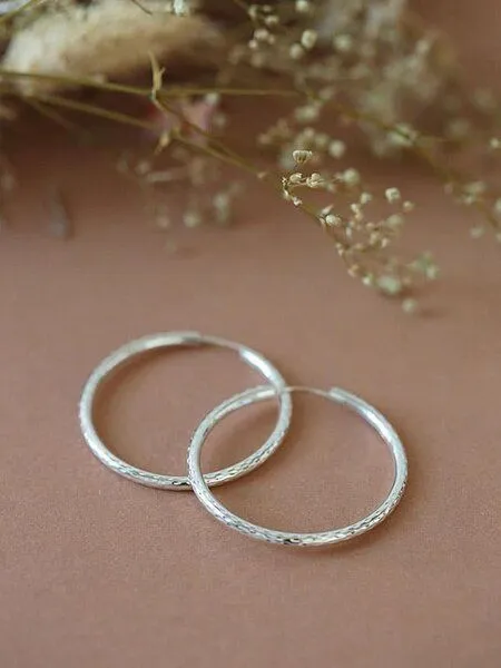 pikfine pikfine Facettierte Creolen "Linje", Silber, – Produktbild 2 von 4