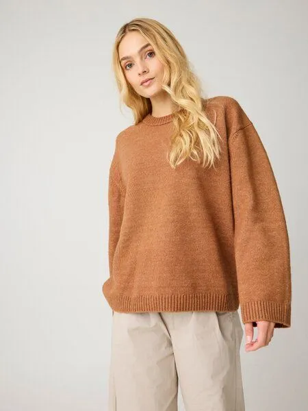 KnowledgeCotton Apparel KnowledgeCotton Apparel Soufflé Strickpullover mit Rundhalsausschnitt - Relaxed Fit - aus recyceltem Polyester, Braun-lion, – Produktbild 1 von 2