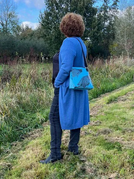 MoreThanHip MoreThanHip Schultertasche aus Zement- oder Tierfuttersäcken - Stylische Damentasche mit Charakter - Amara, Blau - fisch, – Produktbild 3 von 4