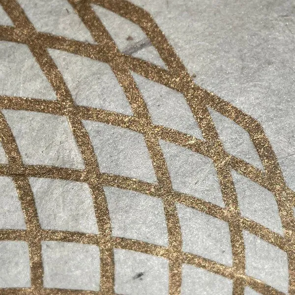 Veskor Cassiopeia Veskor Cassiopeia LOTUS DES LEBENS Heilige Geometrie Linoldruck | 40 x 40 cm | Gold auf Naturweiß – Produktbild 3 von 4