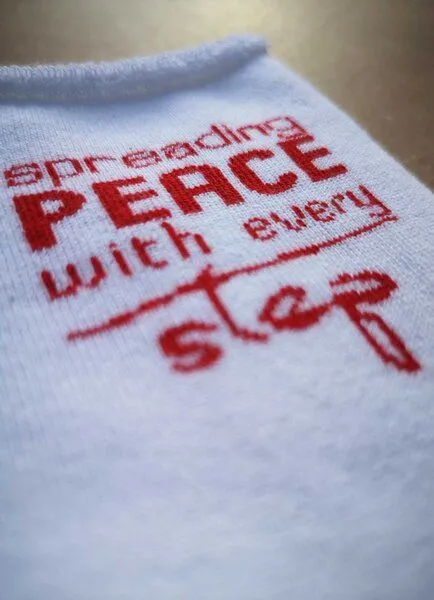 SPARKLES OF LIGHT SPARKLES OF LIGHT SPREADING PEACE Unisex Plüschsocken aus Biobaumwolle, Weiss, – Produktbild 2 von 3