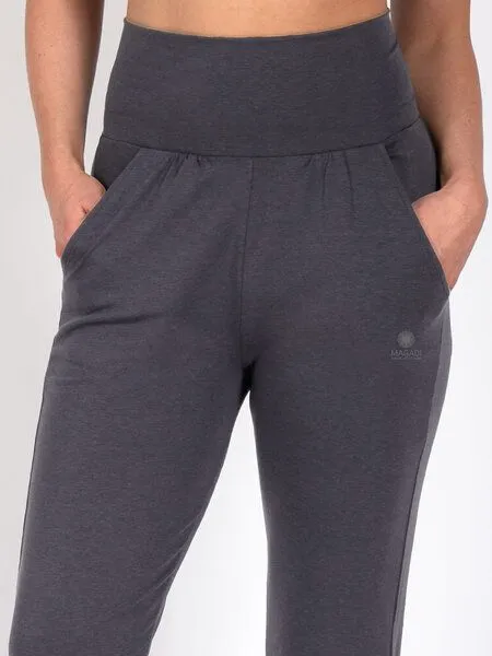Magadi Magadi Yoga- und Wohlfühlhose Paula aus weichem Naturmaterial, mit Taschen, Grau (dark grey), – Produktbild 2 von 4