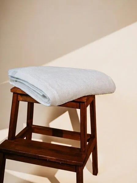 Pamukia Pamukia Premium-Frottee-Badetuch 100 × 150 cm aus GOTS-zertifizierter Bio-Baumwolle – Essence, Hellgrau, – Produktbild 2 von 4