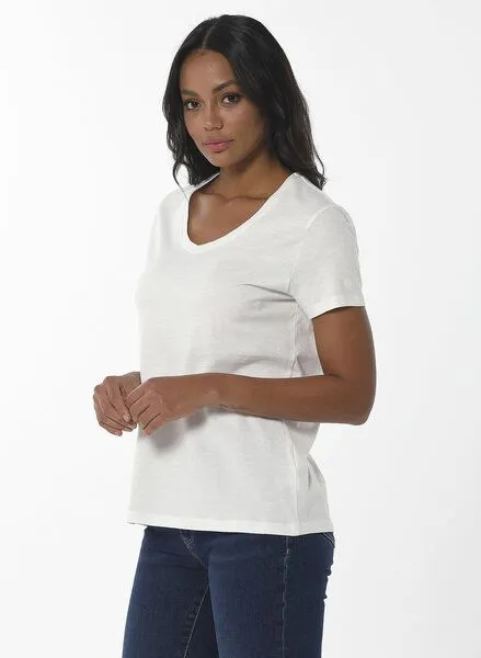 ORGANICATION ORGANICATION Damen Basic T-Shirt aus Bio-Baumwolle mit V-Ausschnitt, Off white, – Produktbild 3 von 4