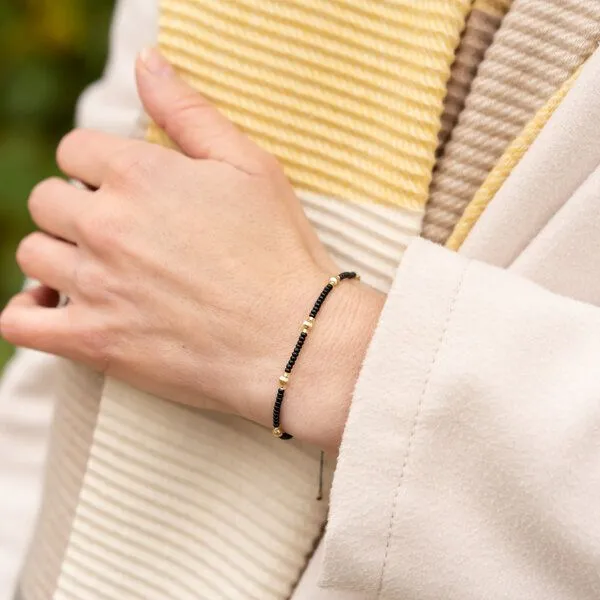 juni juni Schwarzes Perlenarmband "Chloé" mit geriffelten Goldperlen aus recyceltem Gold – Produktbild 3 von 3
