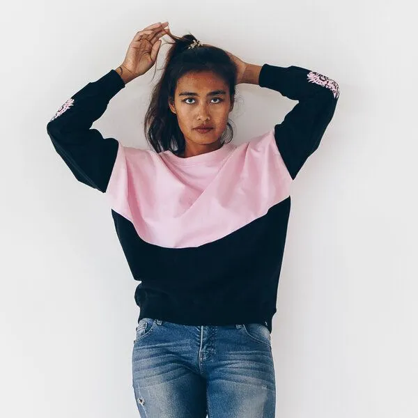 The Driftwood Tales The Driftwood Tales Weit geschnittenes feminines Sweatshirt, 100 % Bio-Baumwolle, Schwarz rosa barong, – Produktbild 3 von 3