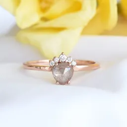 Eppi Eppi Perfekter Verlobungsring mit einem hellrosa Diamanten Zita – Produktbild 1 von 1