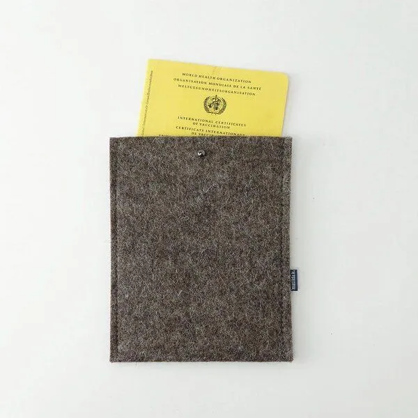 matilda k. manufaktur matilda k. manufaktur Impfpasshülle Ausweishülle 'oscar' aus Filz in 4 Farben, Braun, – Produktbild 1 von 4