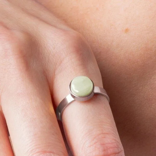 ALEXASCHA ALEXASCHA Größenverstellbarer Ring mit Stein, Maigrün, – Produktbild 3 von 4