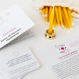 Divasya Divasya Geschenkset | 20-Minuten-Kerzen für Meditation & Achtsamkeit | I am loved & grateful – Produktbild 1 von 1