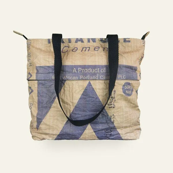 Nyuzi Blackwhite Nyuzi Blackwhite Upcycling Multishopper Schultertasche mit erweiterbarem Volumen aus Zementsäcken, Blau traingle cement, – Produktbild 3 von 4