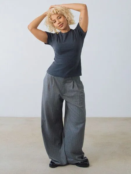 Honest Basics Honest Basics Damen Geripptes Slim Fit T-Shirt aus Bio- und recycelter Baumwolle, Charcoal, – Produktbild 3 von 4