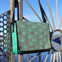 Schönes aus Indochina Schönes aus Indochina Upcycling Umschlagtasche Größe L vegan aus Stoffrestbeständen, Grün, – Produktbild 1 von 1