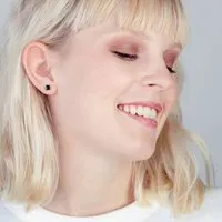 ALEXASCHA ALEXASCHA Minimalistische Keramik Ohrstecker, mini | PUREFORM, Schwarz, – Produktbild 1 von 1