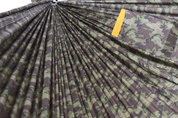 Hideaway Outfitters Hideaway Outfitters Doppel Reisehängematte aus atmungsaktiver Fallschirmseide inklusive Baumgurte und Karabiner, Camo, – Produktbild 4 von 4