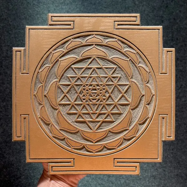 Veskor Cassiopeia Veskor Cassiopeia SRI YANTRA Meditations Linoldruck | 35 × 35 cm | Kupfer auf Naturweiß – Produktbild 4 von 4