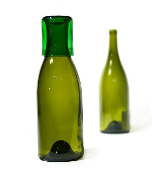 SAMESAME SAMESAME Upcycling Glaskaraffe aus Magnum-Burgunderflasche mit grünem Becher (1,5 l) – Produktbild 2 von 4