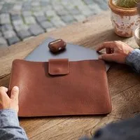 GOOD WILHELM GOOD WILHELM Macbook Pro / Air Sleeve LUDWIG, Cognac, – Produktbild 1 von 1