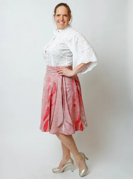 Peaces.bio - handbedruckte Biomode Peaces.bio - handbedruckte Biomode Wickelrock - Bio-Leinen - Federkleid in Rot, Rot, – Produktbild 3 von 4