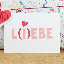 Bow & Hummingbird Bow & Hummingbird Postkarte "L(i)ebe" aus Recyclingpapier – Produktbild 1 von 1