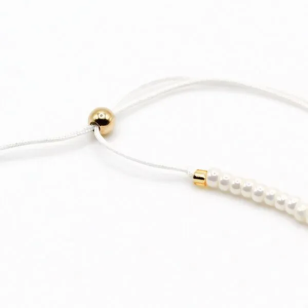 juni juni Boho Perlenarmband Luna vegan in cremeweiss mit Goldkugel Anhänger – Produktbild 4 von 4