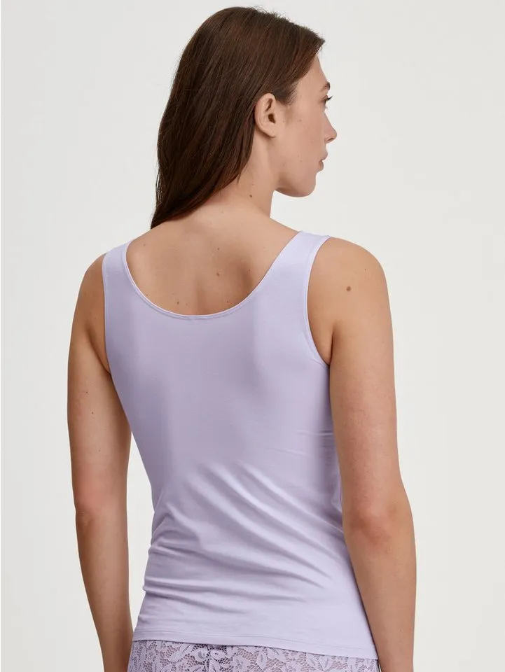 CALIDA CALIDA Tanktop Natural Comfort Lace elastisch, V-Ausschnitt, weiche Spitze, breite Träger, Lila, – Produktbild 4 von 5