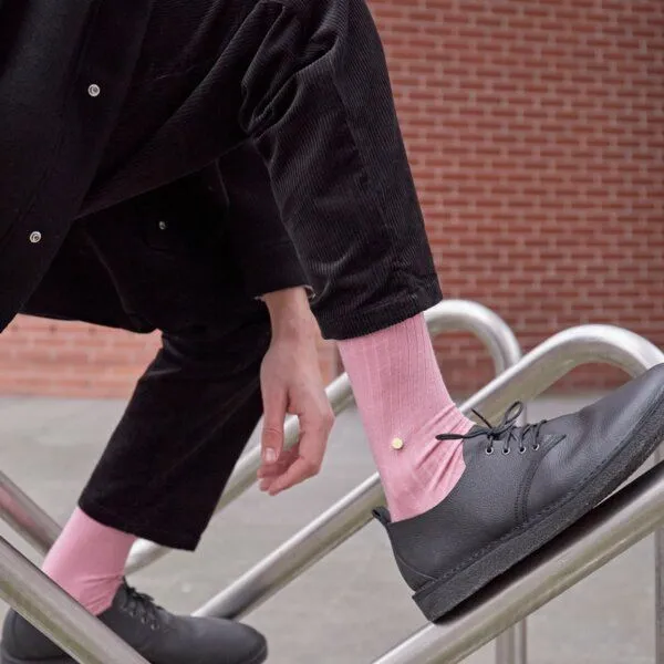 wysf. | what you stand for. wysf. | what you stand for. Socken, Rippenstrick mit Knopf, Bio-Baumwoll-Mix, Rosa (alltrosa), – Produktbild 3 von 4