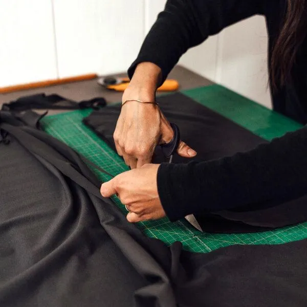 Liebe Deinen Planeten Liebe Deinen Planeten Stirnband Basic aus Bio Baumwolle - aus elastischem Jersey handgefertigt in Tirol, Light denim, – Produktbild 2 von 4