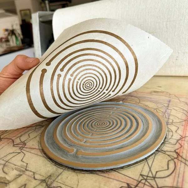 Veskor Cassiopeia Veskor Cassiopeia LAKHOVSKY SPULE Heilige Geometrie Linoldruck | 22 × 22 cm | Gold auf Naturweiß – Produktbild 4 von 4