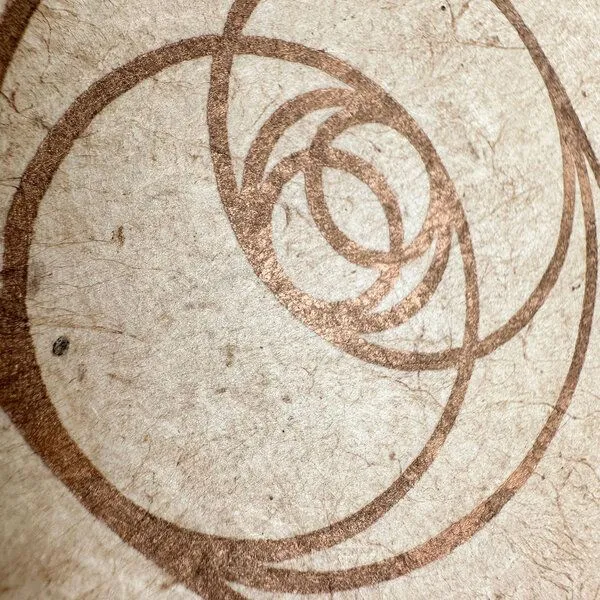 Veskor Cassiopeia Veskor Cassiopeia VESICA PISCIS Heilige Geometrie Linoldruck | 22 × 22 cm | Kupfer auf Rosenholz – Produktbild 3 von 4