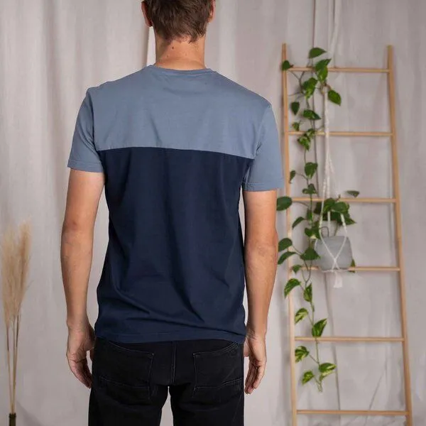 Vresh Clothing Vresh Clothing Verdy - Classic Fit Colourblock T-Shirt mit Brusttasche aus Biobaumwolle, Navy/rauchblau, – Produktbild 2 von 4