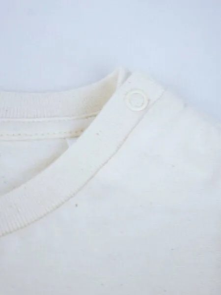 MelaDi MELAdi Kinder Baby-Shirt aus Biobaumwolle - Birne auf Natural Raw – Produktbild 4 von 4