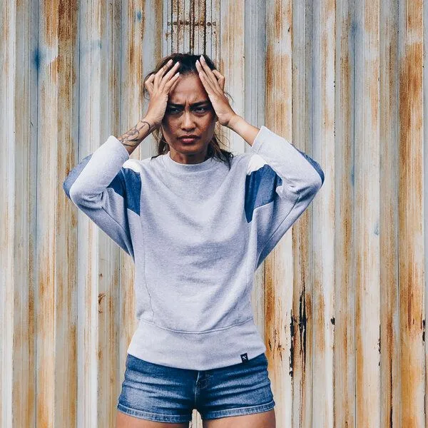 The Driftwood Tales The Driftwood Tales Sweatshirt aus Bio-Baumwolle, Bio-Restmaterial und gewöhnlichen Resttextilien, Grau - roza - denim sweat, – Produktbild 1 von 4