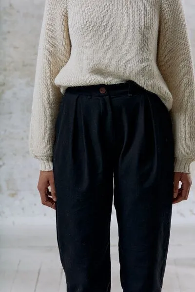 Jyoti - Fair Works Jyoti - Fair Works Bio-Baumwoll Bundfaltenhose Vishraam, Schwarz, – Produktbild 3 von 4