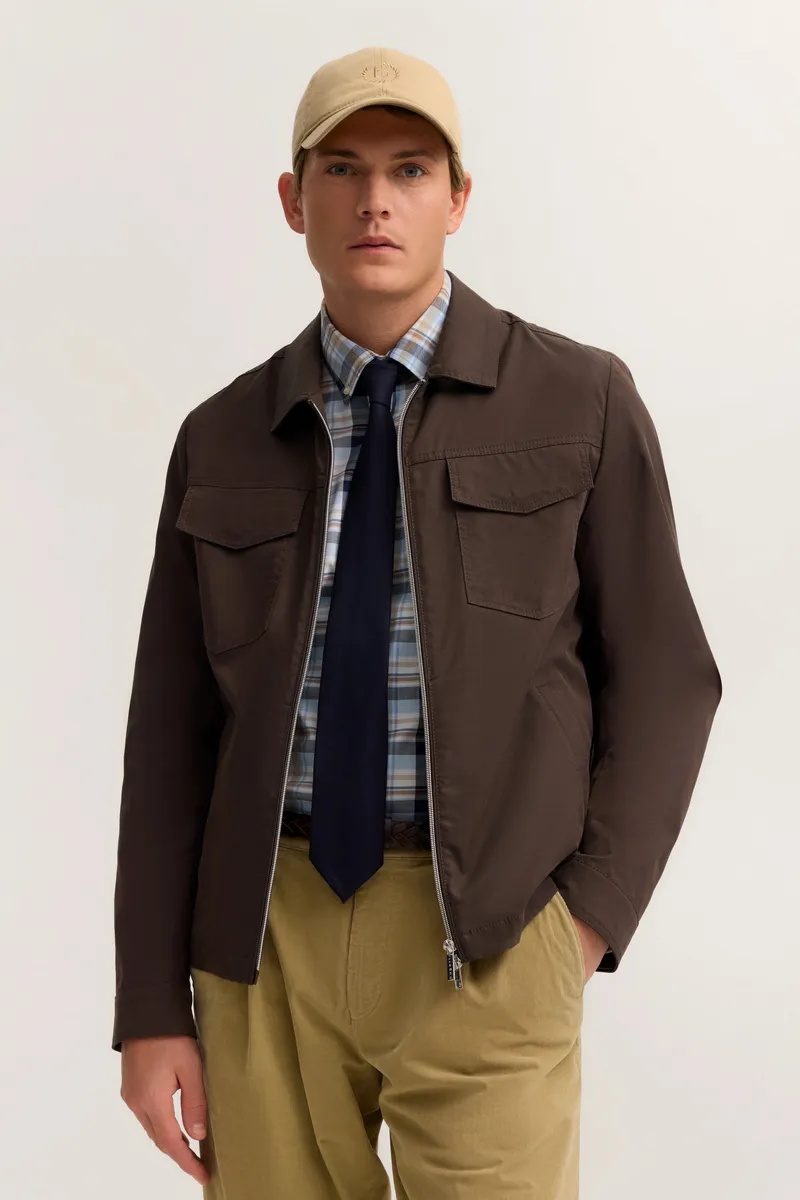 Bugatti Baumwolljacke mit Hemdkragen mit Brusttaschen und sportiver Struktur in braun, Braun, – Produktbild 1 von 1
