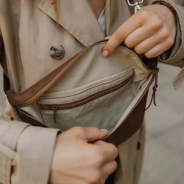 BOWLEANIES TASCHEN BOWLEANIES TASCHEN Große XXL Gürteltasche aus Lederfaserstoff, Chocolate mit silber, – Produktbild 3 von 3