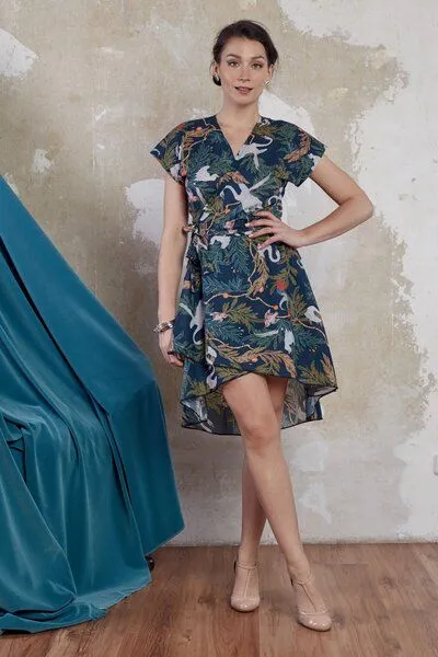 ManduTrap ManduTrap Wickelkleid Feline aus Bio-Baumwolle (kbA) mit Schwanenmuster - Nachhaltiges Sommerkleid – Produktbild 2 von 3