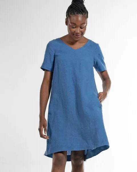 Alma & Lovis Alma & Lovis Legeres Kleid mit V-Ausschnitt aus reinem Leinen | Linen V-Neck Dress, Delft (blau), – Produktbild 2 von 4