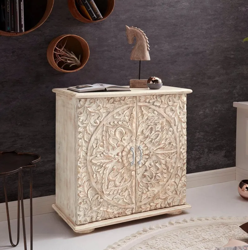 OTTO home Kommode Salim Sideboard handgefertigt, 2 Türen und dekorative Schnitzereien, Fronten mit individuellen Schnitzereien und Bügelgriffe aus Metall, Beige, – Produktbild 4 von 5